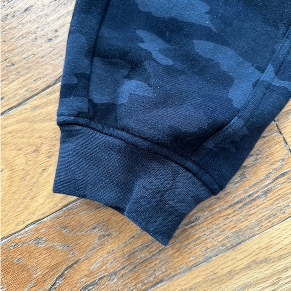 Lululemon Scuba High Rise Jogger Fleece 28” in Heritage 365 Camo Size 4 - Picture 6 of 8